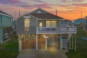 Beach Soulcation: King Bed, Walk to Beach, Community Pool